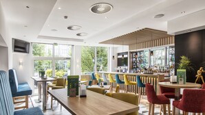 Zona de bar moderna con asientos y barra.