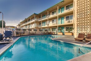 Outdoor pool, open 9:00 AM to 10:00 PM, sun loungers - The Stevenson Monterey (Monterey)
