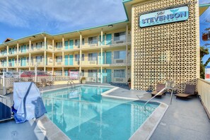 Outdoor pool, open 9:00 AM to 10:00 PM, sun loungers - The Stevenson Monterey (Monterey)