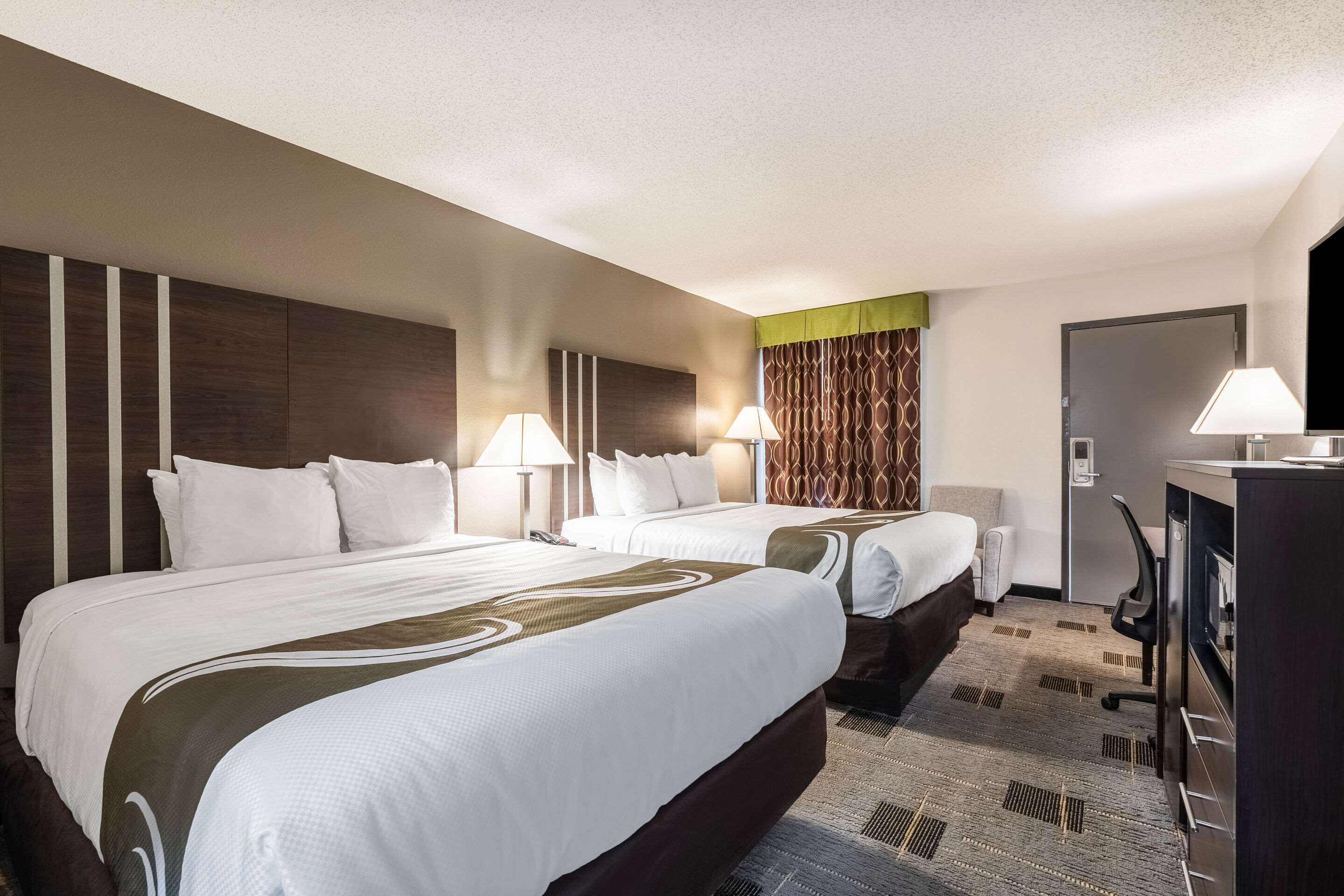 Roupas de cama premium, escrivaninha, cortinas blackout