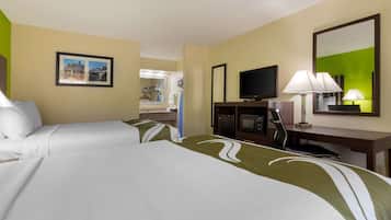 Standard Room, 2 Katil Ratu (Queen), Non Smoking | Peralatan tempat tidur premium, meja, langsir/tirai gelap terus