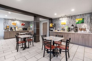 Free daily buffet breakfast - Quality Inn Cleveland North (Cleveland)
