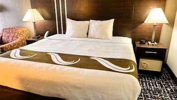 Luxe beddengoed, een bureau, verduisterende gordijnen