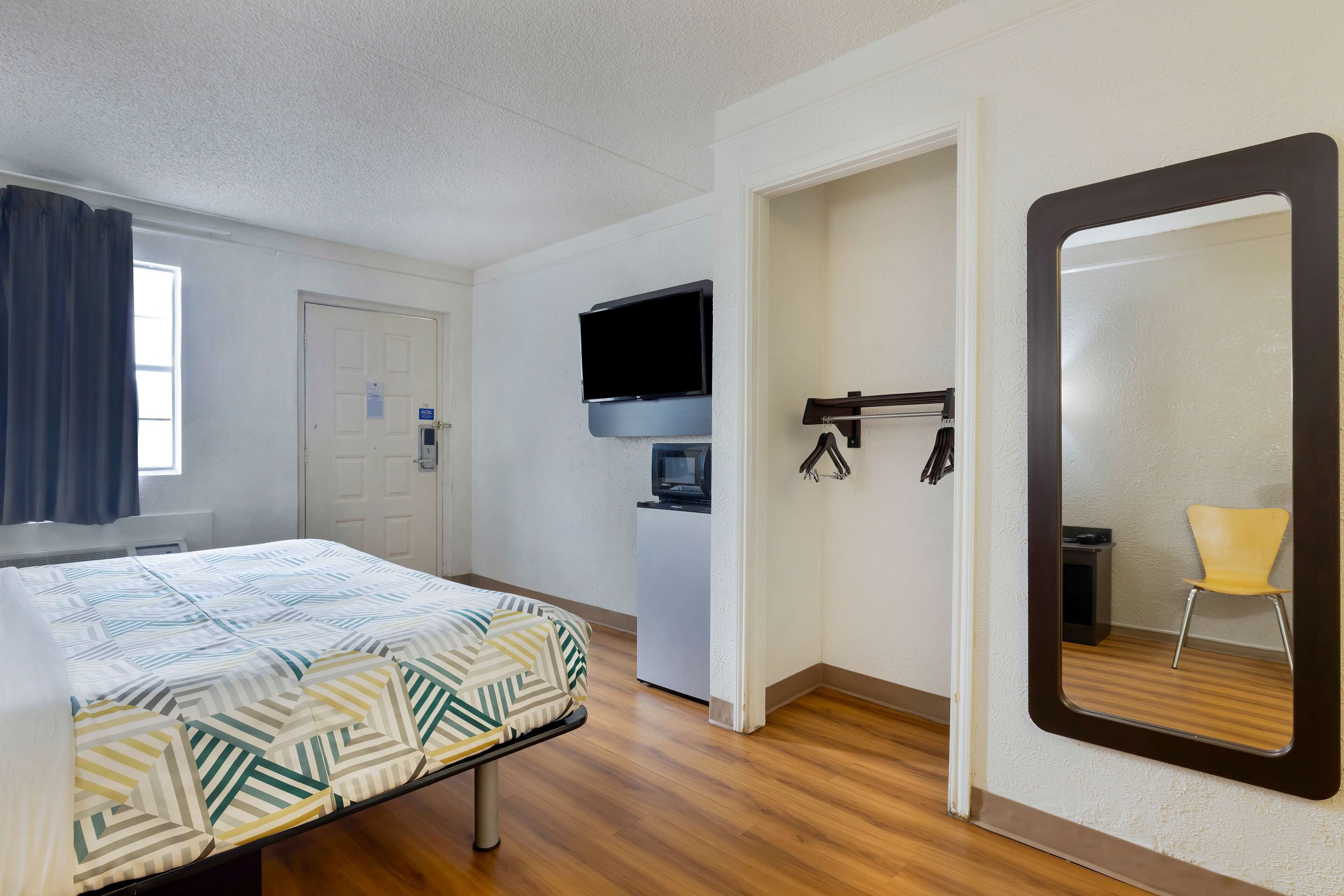 Schreibtisch, kostenloses WLAN, Bettwäsche, Wecker