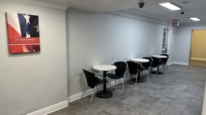 Lobby sitting area - Motel 6 Beaumont, TX (Beaumont)