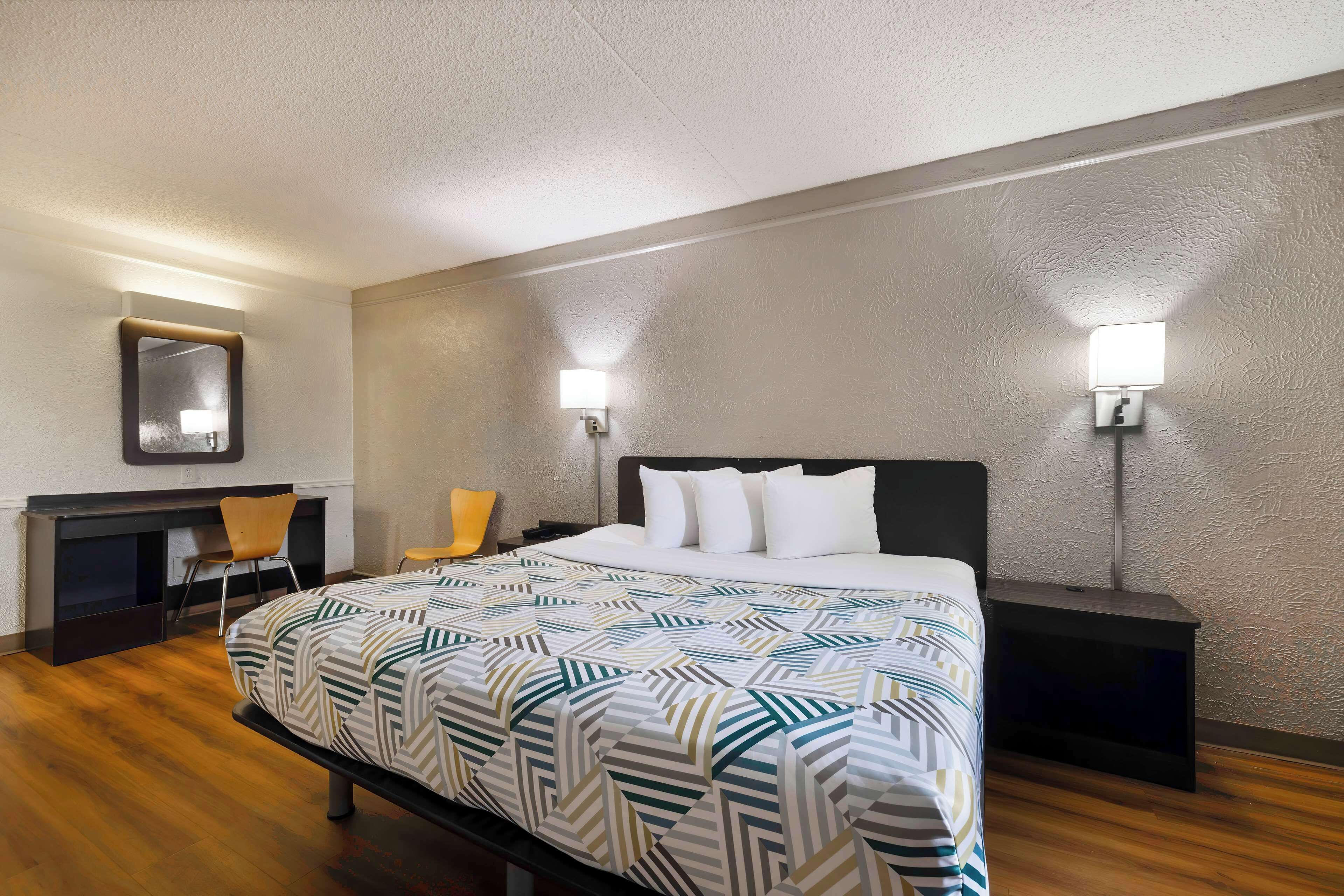 デスク、WiFi (無料)、ベッドシーツ、アラーム付き時計