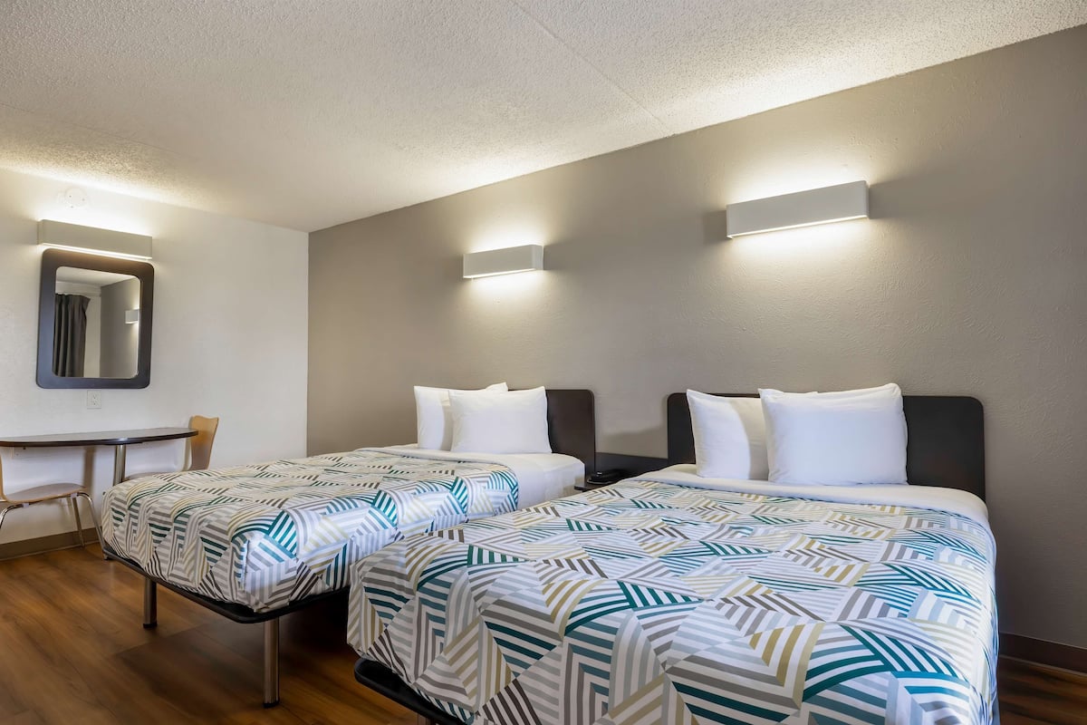 Schreibtisch, kostenloses WLAN, Bettwäsche, Wecker