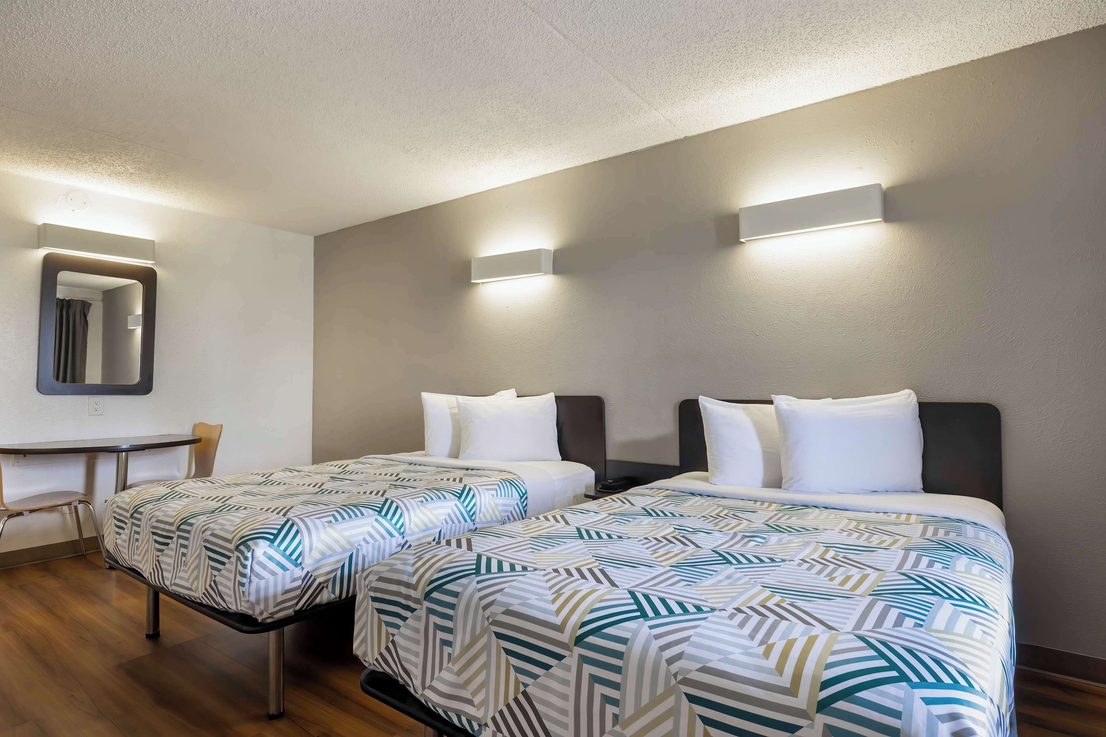 Työpöytä, ilmainen Wi-Fi, vuodevaatteet, herätyskellot