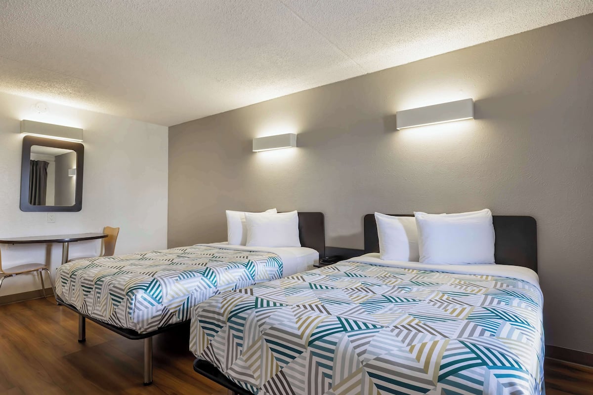 Työpöytä, ilmainen Wi-Fi, vuodevaatteet, herätyskellot