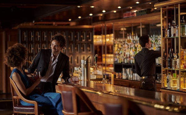 3 bars/lounges, cocktail bar