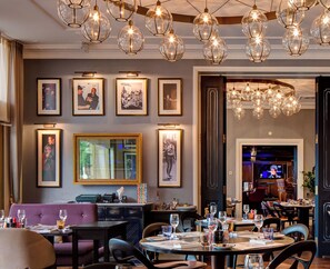 5 restaurants; breakfast, lunch, and dinner served