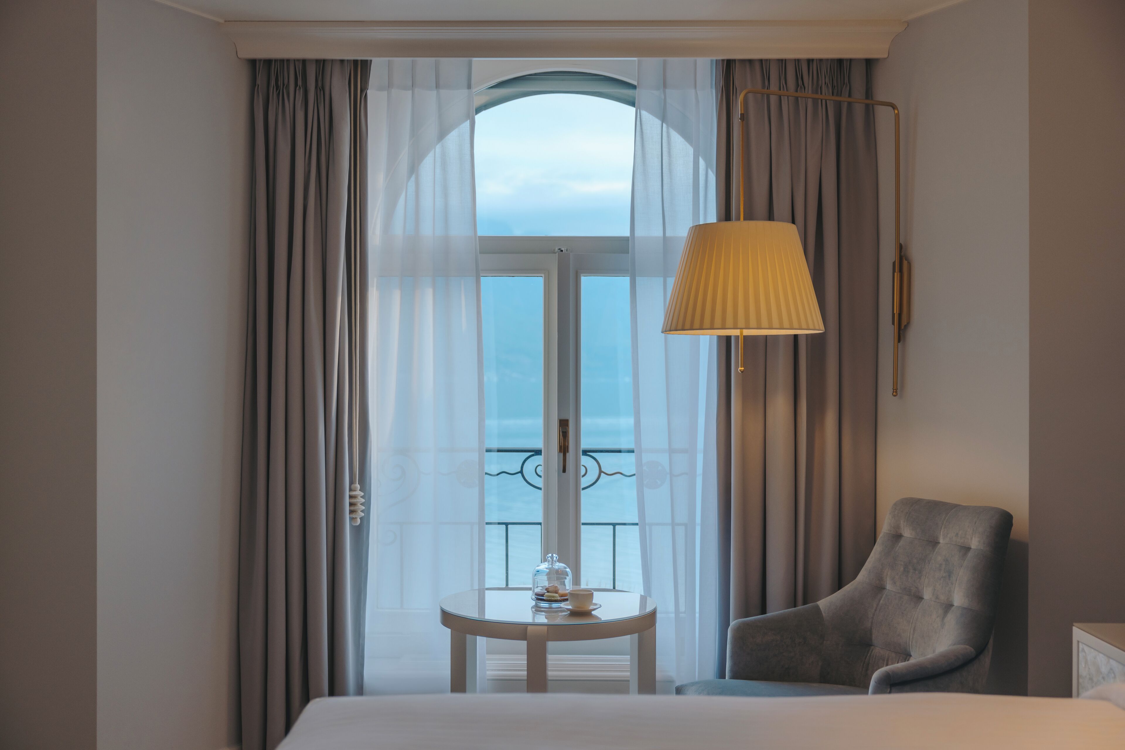 fairmont, room, 1 queen bed, lake view | premium bedding, minibar, in-room safe, desk