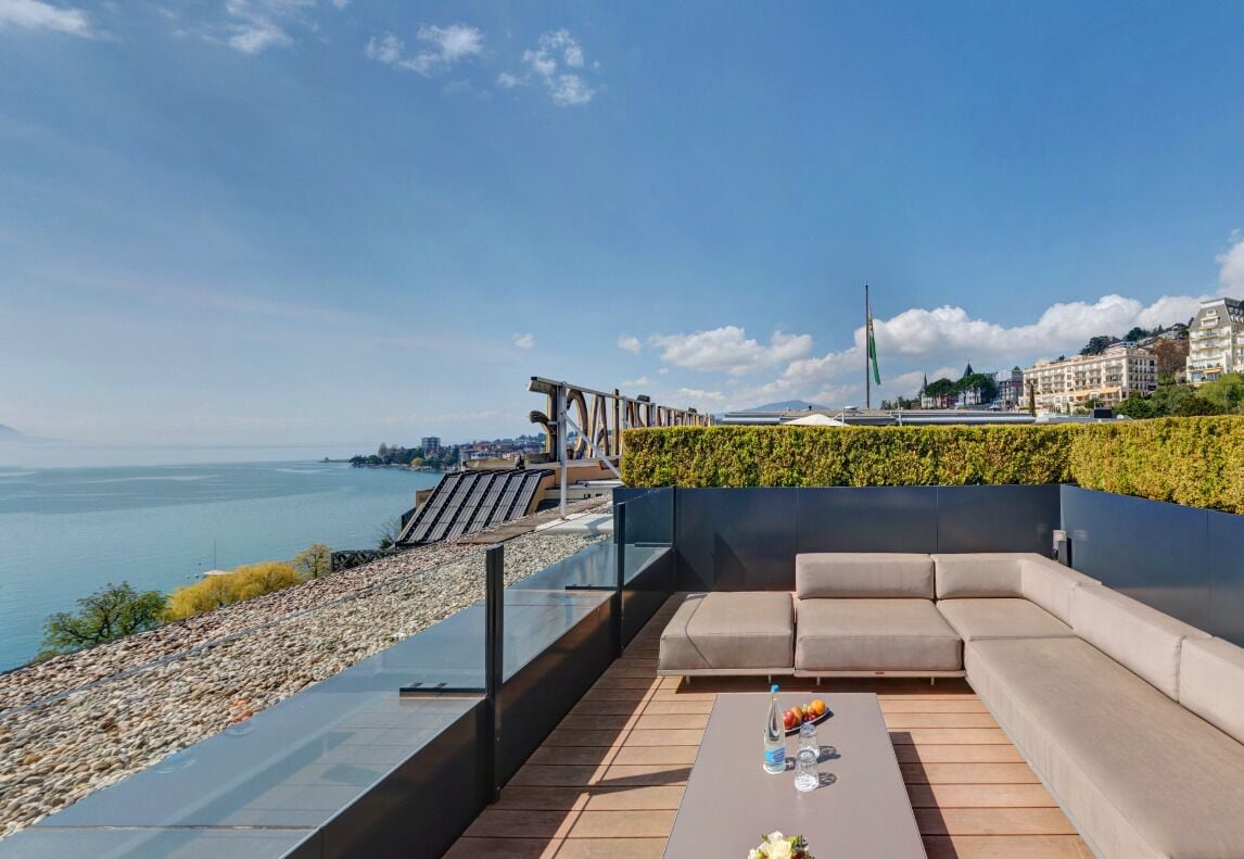 Suite, 1 kingsize-seng, utsikt mot innsjø (Quincy Jones) | Sengetøy av topp kvalitet, minibar, safe på rommet og skrivebord