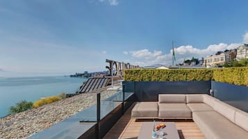 Suite, 1 kingsize-seng, utsikt mot innsjø (Quincy Jones) | Sengetøy av topp kvalitet, minibar, safe på rommet og skrivebord