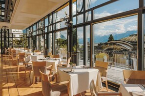 Petit déjeuner buffet (45 CHF par personne)