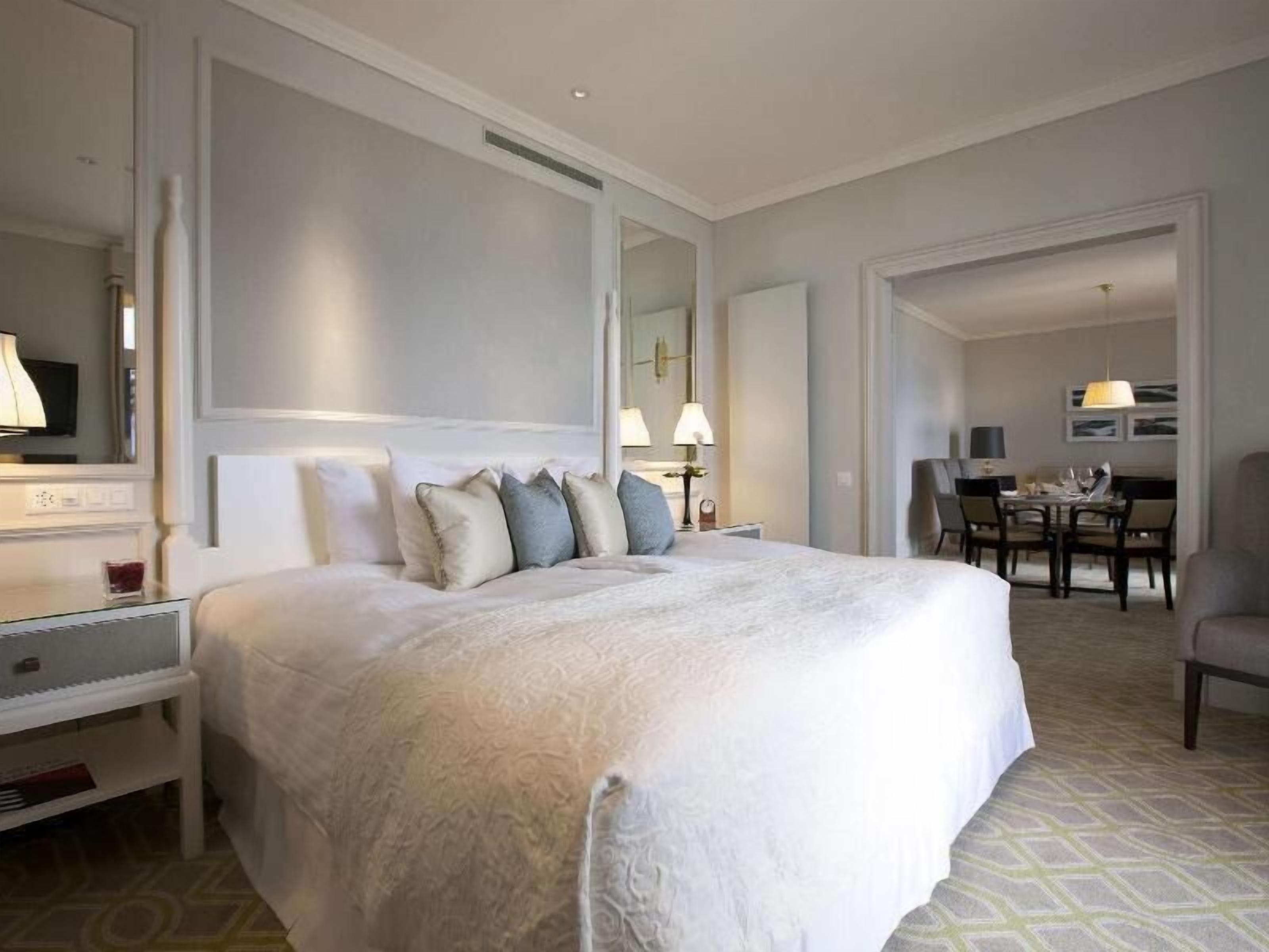 Premium bedding, minibar, in-room safe, desk