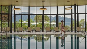 Innenpool, Außenpool, Sonnenschirme, Liegestühle