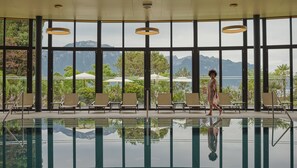 Piscine couverte, piscine extérieure, parasols de plage, chaises longues