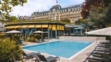 Innenpool, Außenpool, Sonnenschirme, Liegestühle