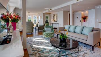 Loftsleilighet, 1 kingsize-seng, terrasse, utsikt mot innsjø (Suite) | Sengetøy av topp kvalitet, minibar, safe på rommet og skrivebord