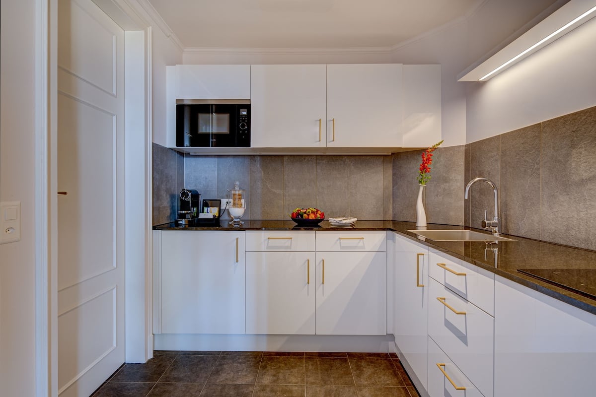 presidential suite, 1 king bed, kitchen, lake view, spacious living & dining area | private kitchen | coffee/tea maker, eco-friendly cleaning products