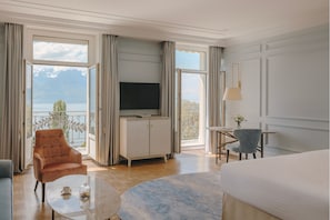 Kamar Khas, 1 Tempat Tidur King, pemandangan danau | Seprai premium, minibar, brankas, dan meja kerja