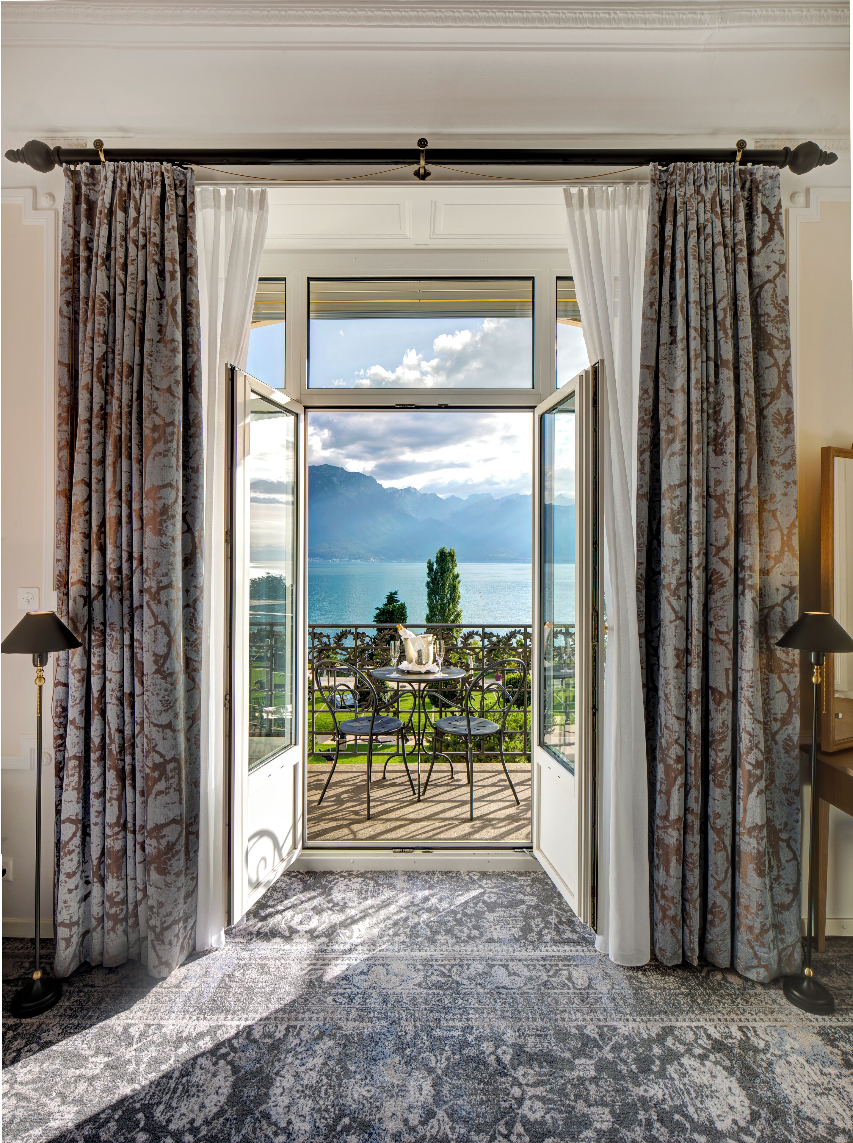 ห้องสวีท, เตียงใหญ่ 1 เตียง, วิวทะเลสาบ (Bellevue) | เครื่องนอนระดับพรีเมียม, มินิบาร์, ตู้นิรภัยในห้องพัก, โต๊ะทำงาน
