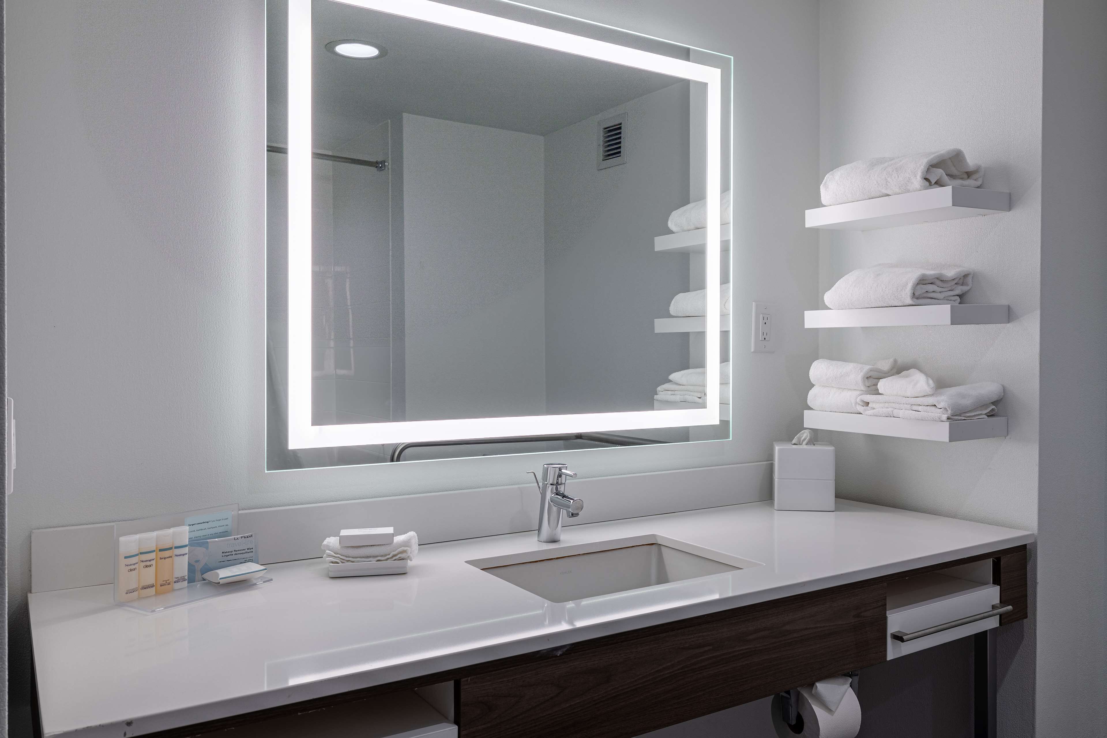 combined shower/bathtub, hair dryer, towels