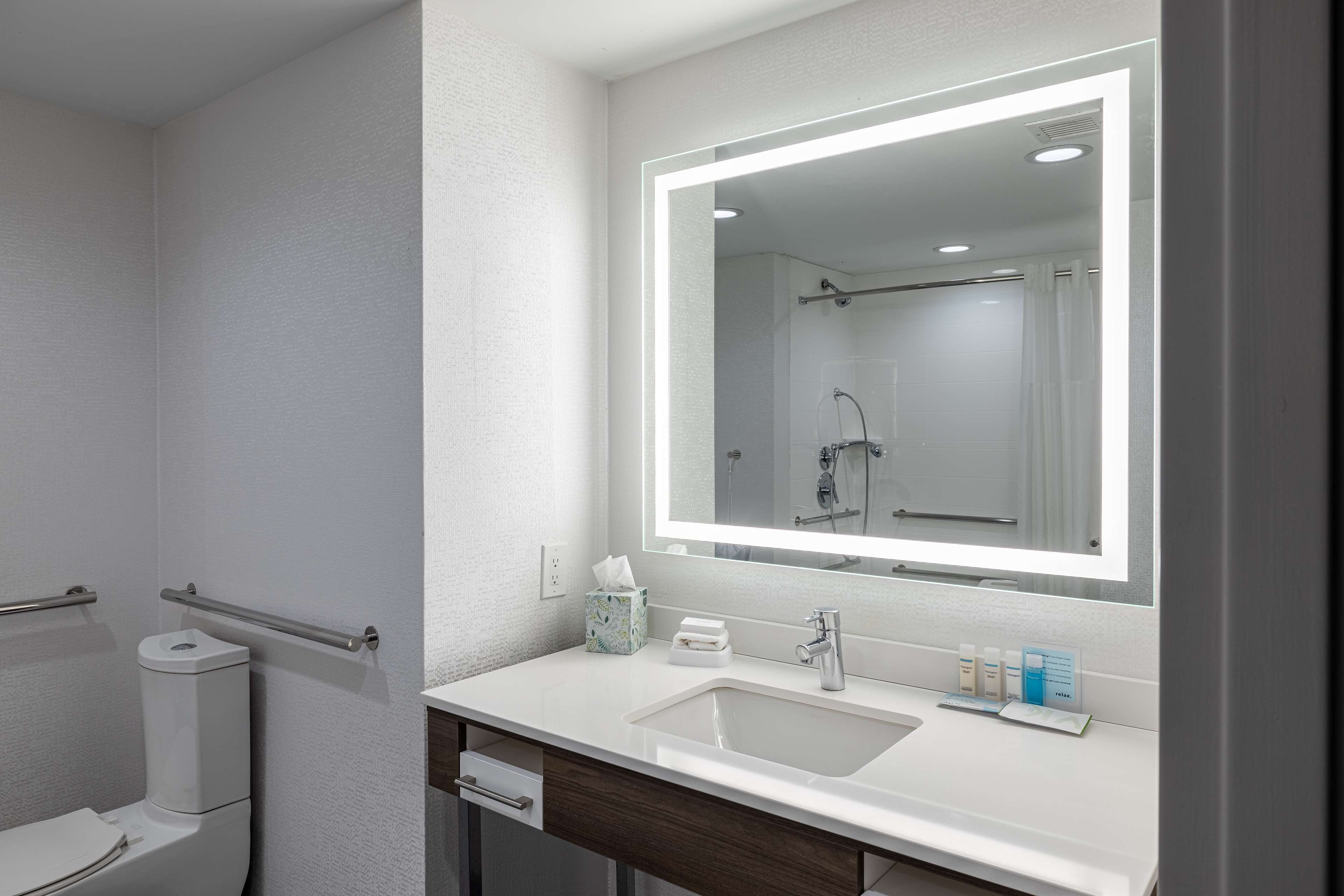 combined shower/bathtub, hair dryer, towels