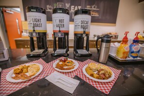 Free daily buffet breakfast  - Hampton Inn Knoxville-West At Cedar Bluff (Knoxville)