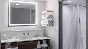 Combined shower/tub, hair dryer, towels