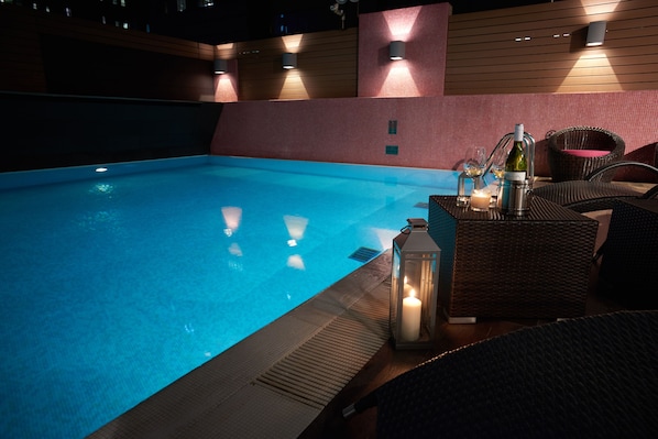 Una piscina al aire libre de temporada