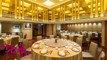 供应午餐和晚餐，中国菜