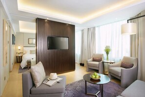 Junior Suite | Living area | 32-inch LCD TV with cable channels, TV - Wharney Hotel (Hong Kong)