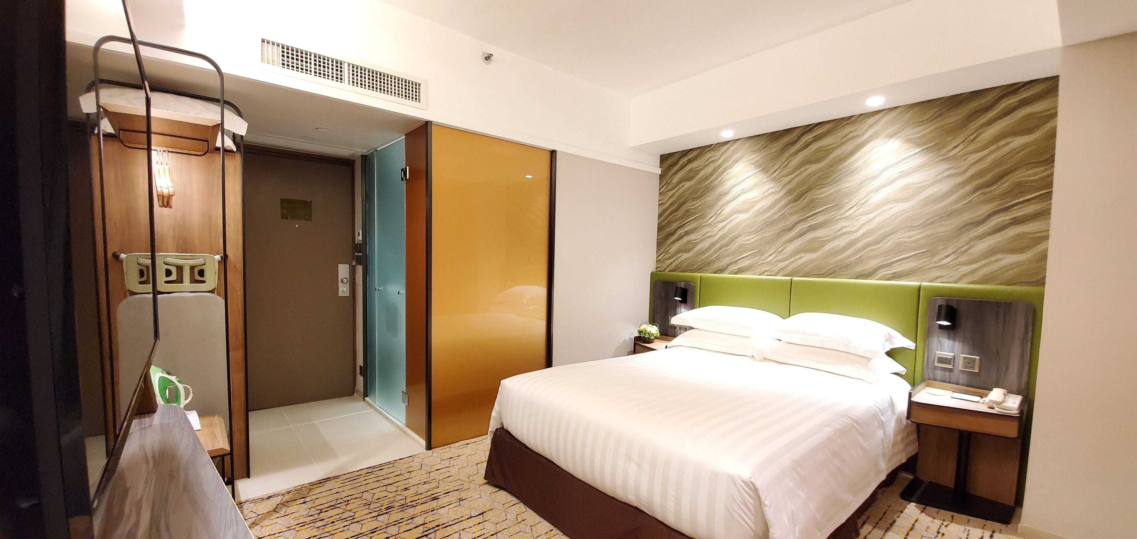 Premier Earth with Double Bed | In-room safe, desk, blackout drapes, WiFi (free)