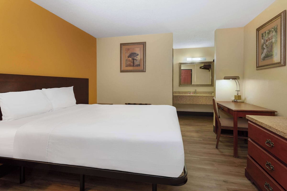 Room, 1 Queen Bed, Non Smoking | Desk, laptop workspace, free cots/infant beds, rollaway beds