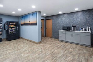 Breakfast area - Travelodge by Wyndham Albuquerque East (Albuquerque)