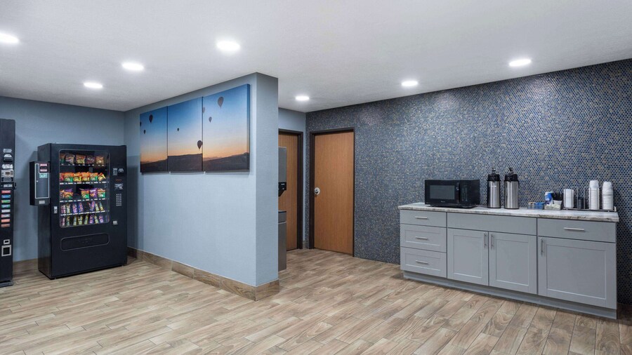 Travelodge by Wyndham Albuquerque East