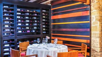 2 restaurants; breakfast, lunch, dinner and brunch served