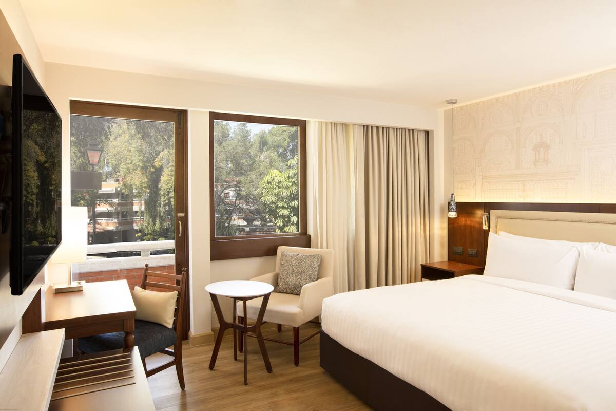 deluxe room, 1 king bed | 1 bedroom, down duvets, in-room safe, desk