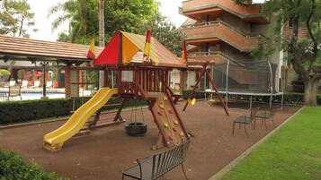 Área de juegos infantiles al aire libre