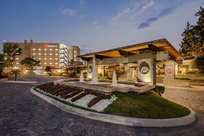 Boendets fasad - kväll/natt