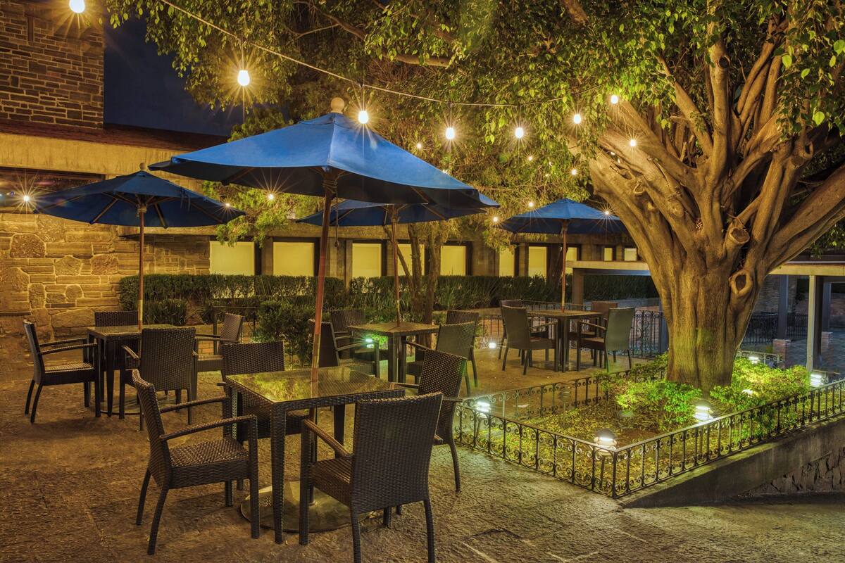 al fresco dining, serves dinner and happy hour