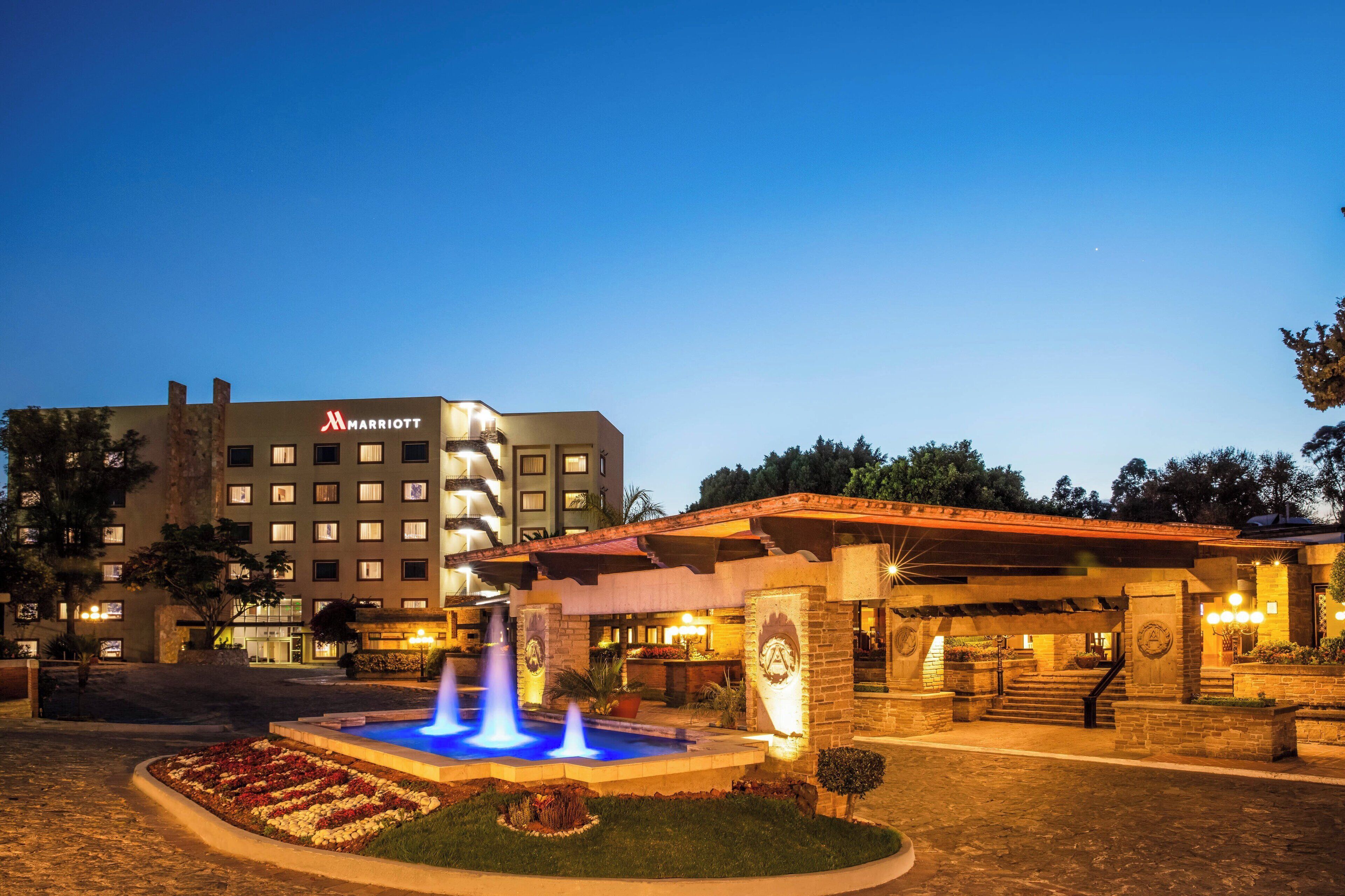 Vista frontal de la propiedad por la tarde o noche