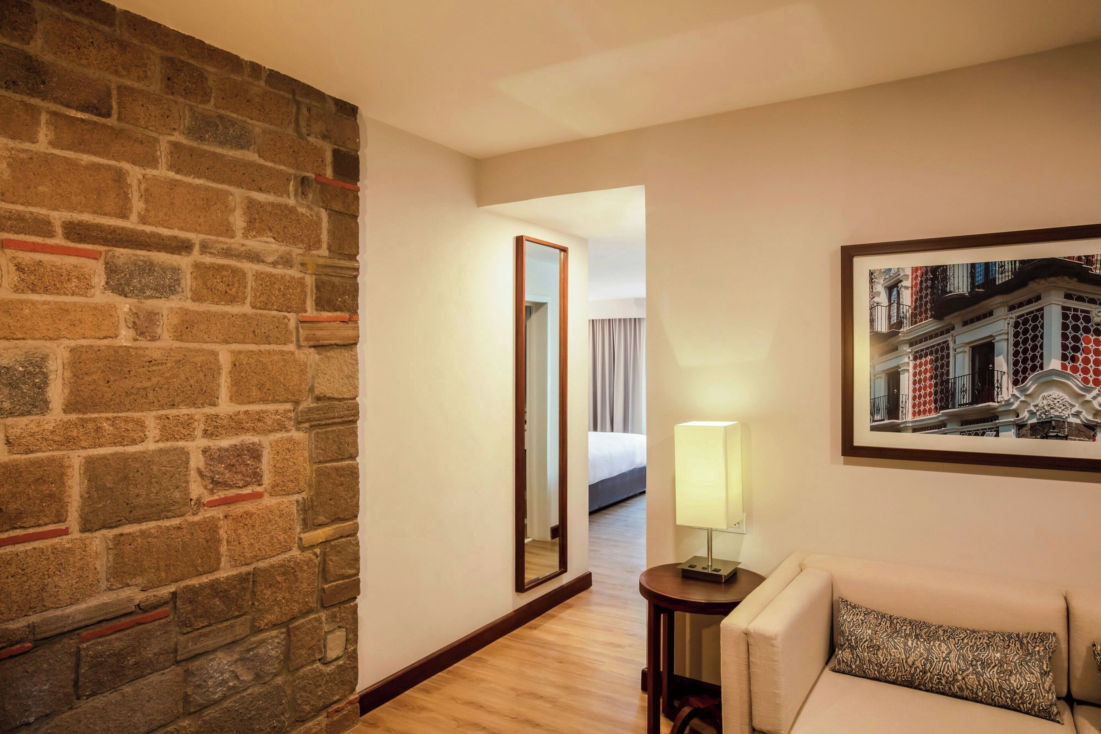 Suite ejecutiva, 1 cama King size | 1 habitación, edredón, caja de seguridad en la habitación y escritorio 