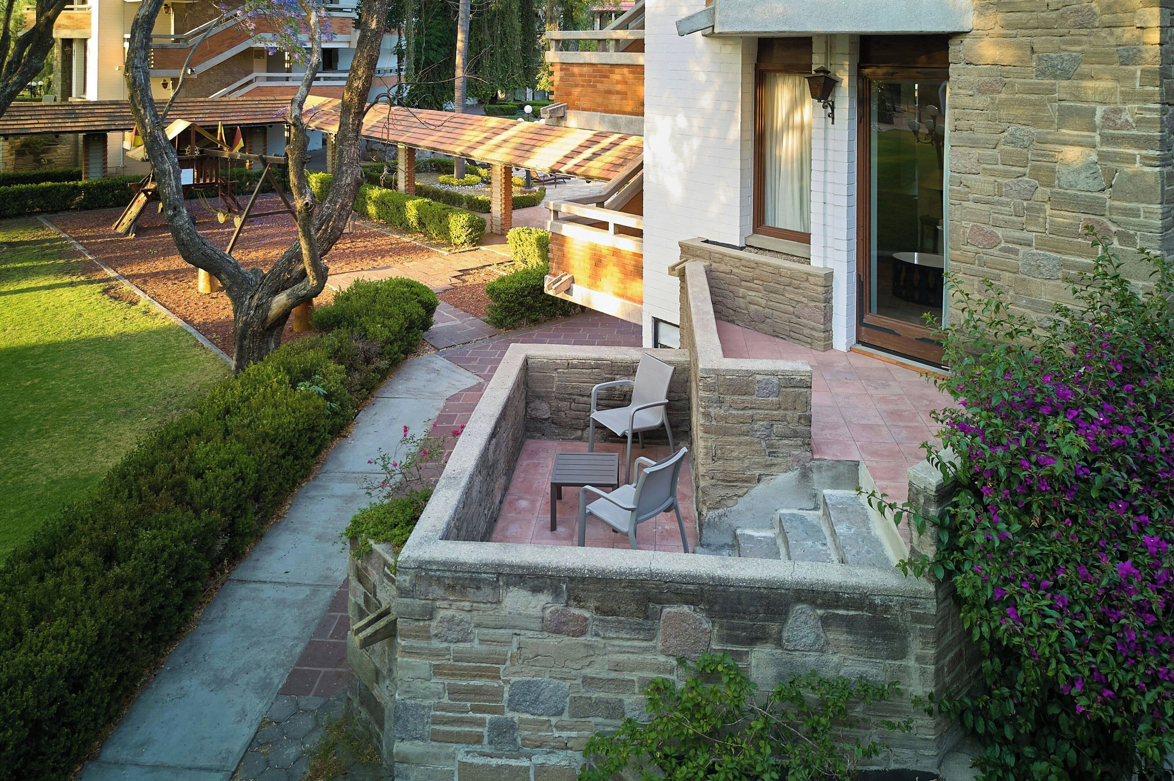 Suite empresarial, 1 habitación, vista al jardín | 1 habitación, edredón, caja de seguridad en la habitación y escritorio 