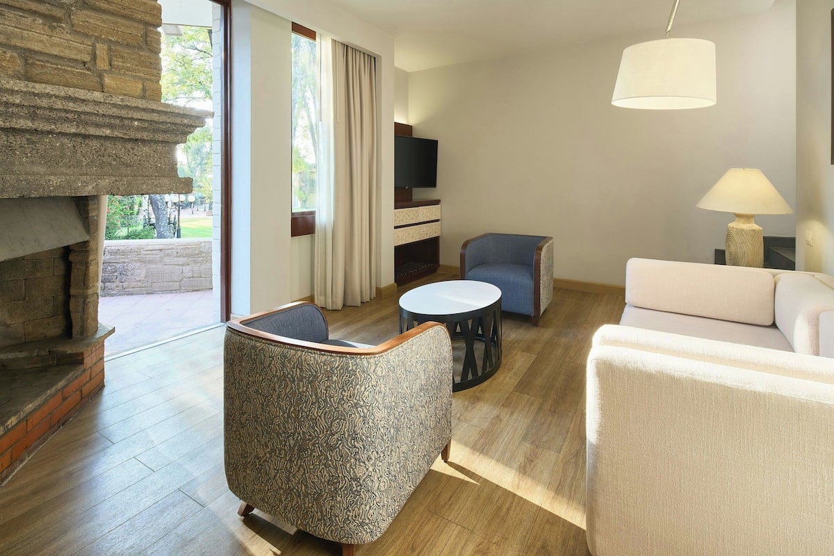 Suite empresarial, 1 habitación, vista al jardín | 1 habitación, edredón, caja de seguridad en la habitación y escritorio