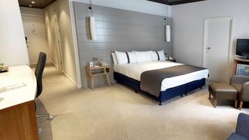 Standard Room, 1 Queen Bed, Accessible (Wheelchair) | In-room safe, desk, laptop workspace, blackout drapes