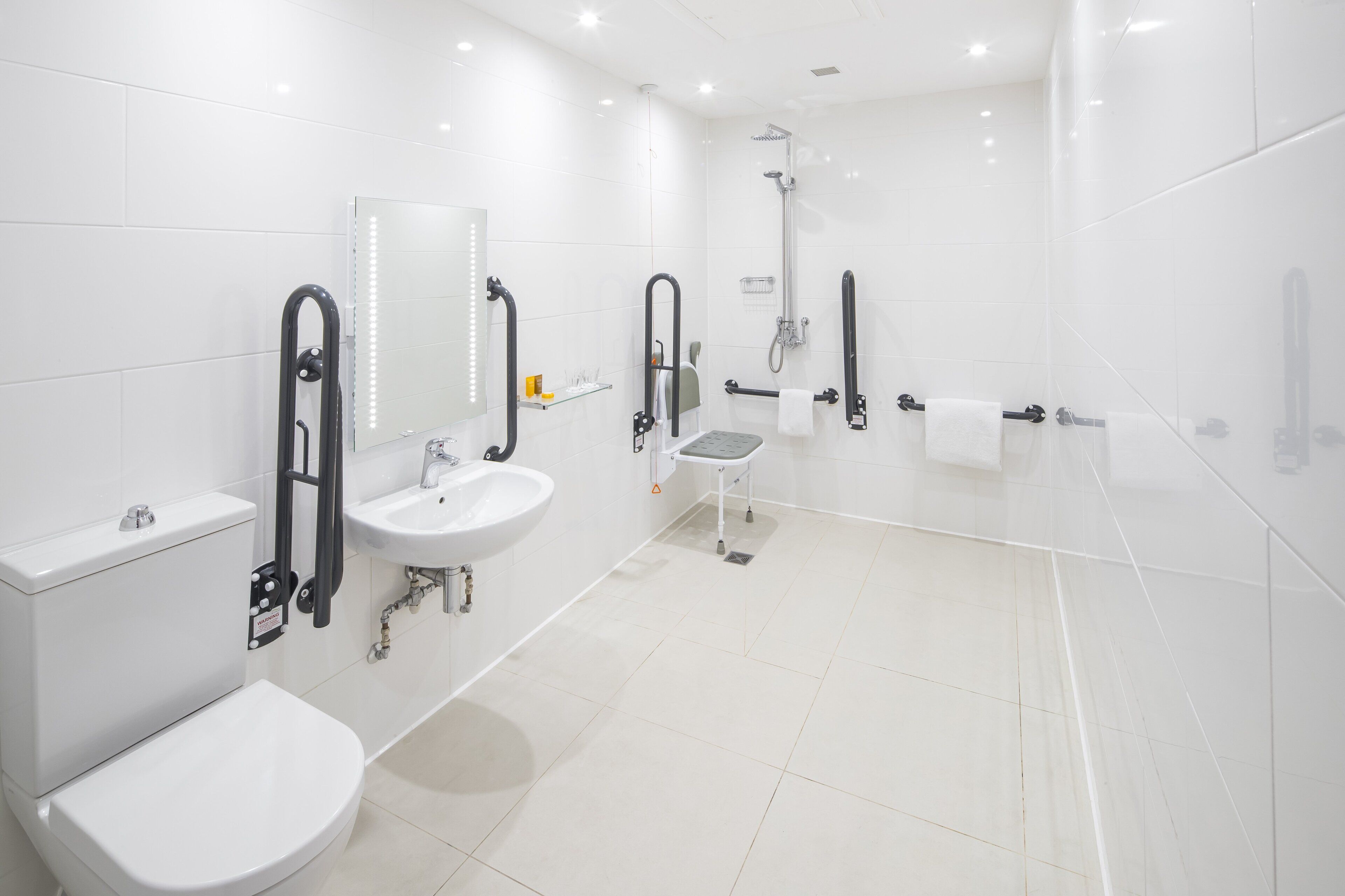 standard room, 1 queen bed, accessible (wheelchair) | 1 bedroom, in-room safe, desk, laptop workspace