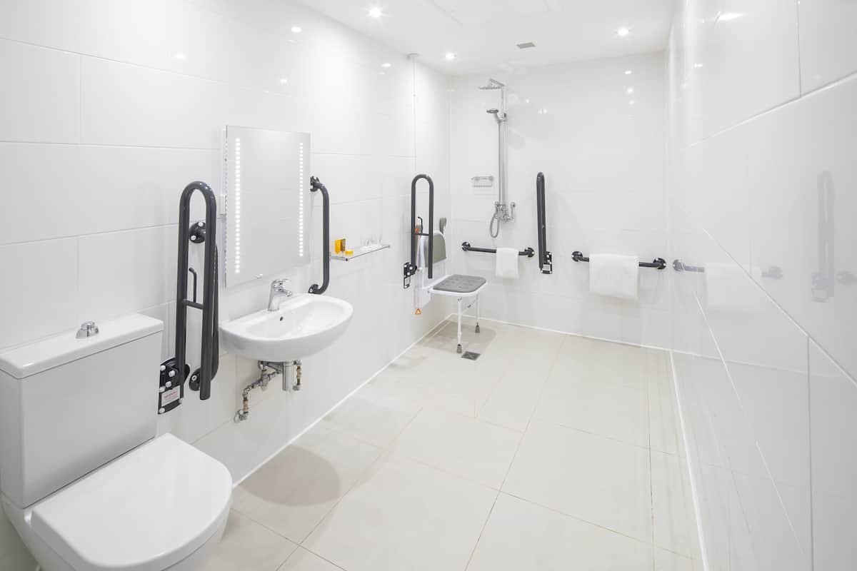 standard room, 1 queen bed, accessible (wheelchair) | 1 bedroom, in-room safe, desk, laptop workspace